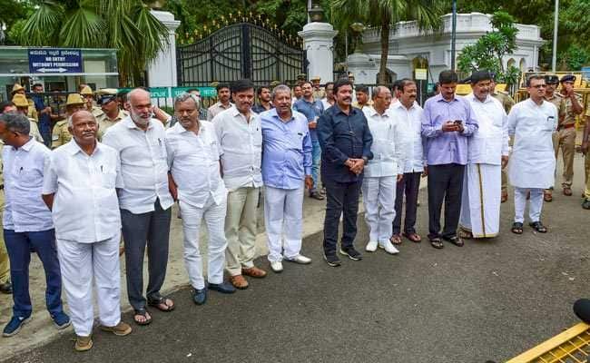 सुप्रीम कोर्ट का बड़ा फैसला,कर्नाटक के 17 बागी विधायक अयोग्य करार, लेकिन लड़ सकेंगे चुनाव