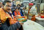 दिल्ली के मुख्यमंत्री अरविंद केजरीवाल ने किए हनुमानजी के दर्शन,चुनाव में मिली जीत के बाद समर्थकों को कहा-‘आई लव यू’