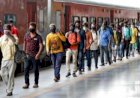 अनलॉक होते ही शुरू हुआ मजदूरों का पलायन, स्टेशनों पर उमड़ रही भीड़, कहा- जाएंगे नहीं....