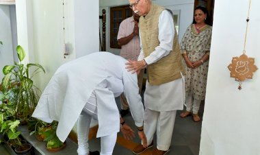 303 सीटों से भाजपा की प्रचंड जीत, मोदी ने आडवाणी और मुरली मनोहर जोशी से लिया आशीर्वाद  