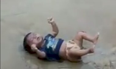 बिहार में बाढ़ के कारण तीन साल के बच्चे की मौत की तस्वीर लोगों को कर रहा भावुक 