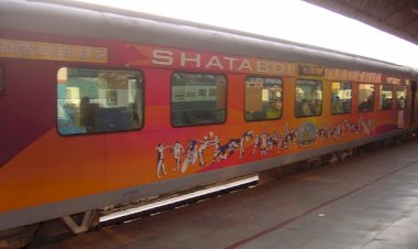 यात्रीगण कृपया ध्यान दें! शताब्दी एक्सप्रेस में अब 500 मिलीलीटर ही मिलेगा निःशुल्क पानी, रेलवे बोर्ड का आदेश