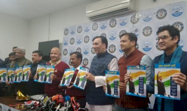 दिल्ली चुनाव : आम आदमी पार्टी ने जारी किया घोषणा पत्र,बच्चों को देशभक्ति का पाठ पढ़ाने,स्वराज बिल लाने और घर-घर राशन पहुंचाने का किया वादा