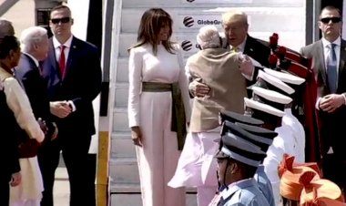 प्रधानमंत्री नरेंद्र मोदी ने अहमदाबाद में अमेरिकी राष्ट्रपति डोनाल्ड ट्रंप का किया स्वागत,एयरपोर्ट से मोटेरा स्टेडियम तक हो रहा है 22 किलोमीटर लंबा रोड शो