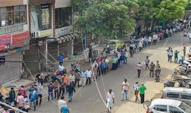 Corona Update : राजधानी दिल्ली समेत तमाम राज्यों में उड़ी लॉकडाउन की धज्जियां,शराब के तलबगारों ने सोशल डिस्टेंसिंग का भी नहीं किया पालन