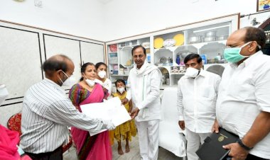 तेलंगाना के मुख्यमंत्री के चंद्रशेखर राव ने शहीद कर्नल संतोष बाबू की पत्नी से की मुलाकात, सौंपा 5 करोड़ का चेक और जमीन के कागजात, मिलेगी ग्रुप-वन की सरकारी नौकरी