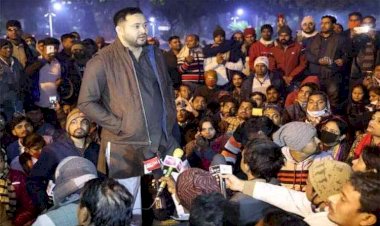 शिक्षक अभ्यर्थियों के साथ सड़क पर उतरे तेजस्वी ने जब पटना डीएम को मिलाया फोन, पढ़ें पूरा मामला