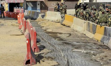 दिल्ली की सीमाओं पर सड़क खोदकर लगाईं कीलें, गाजीपुर बॉर्डर बंद, सड़क पर बढ़ा वाहनों का दबाव