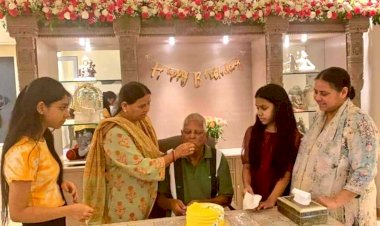 दिल्‍ली में मना लालू यादव का बर्थडे, देखें केक सेरेमनी की फोटो