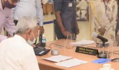 जनता दरबार में 1542 रुपये के लिए लगाई फरियाद, सीएम नीतीश के सामने रो पड़ा बुजुर्ग, कहा- कुछ कीजिये सर...