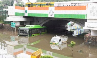 दिल्ली में रिकॉर्ड मूसलाधार बारिश से नालों से लेकर सड़कें तक ब्लॉक, जगह-जगह लगा लंबा जाम