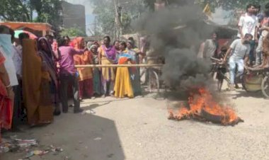 स्मार्ट सिटी की जनता ने बाढ़ राहत के लिए किया प्रदर्शन, टायर जलाकर किया सड़क जाम