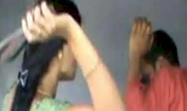 मुजफ्फरपुर : मैडम थोड़ा टाइम पर ध्यान दें, सुनते ही शिक्षिका ने साथी शिक्षक को सैंडल से पीटने लगी