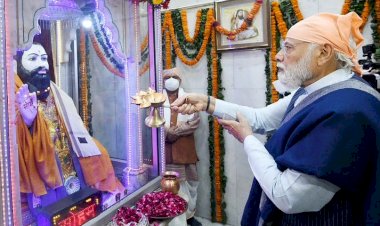 संत रविदास मंदिर में पीएम मोदी ने टेका माथा, श्रद्धालुओं संग कीर्तन में बजाया मंजीरा : वीडियो भी देखें