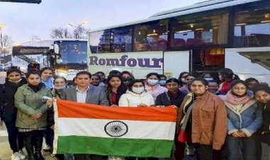 भारतीय छात्रों का  यूक्रेन में ‘ढाल’ बना तिरंगा, तिरंगे के साये में वापस लौट रहे वतन