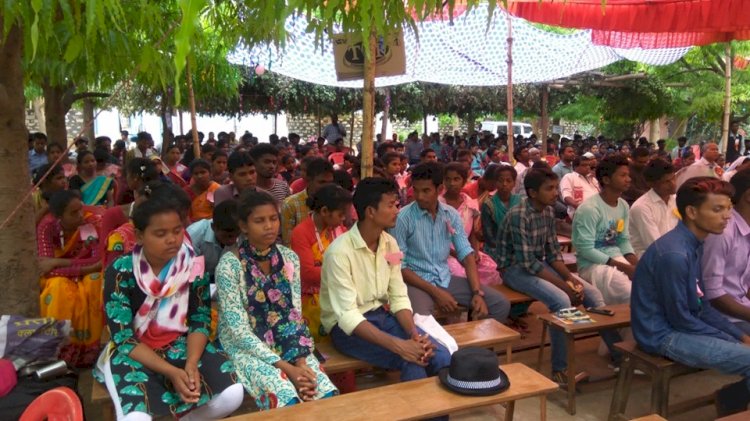 आदिवासी समाज को बचाने के लिए व्यक्तिगत महत्वाकांक्षा और स्वार्थ को रखना होगा पीछे