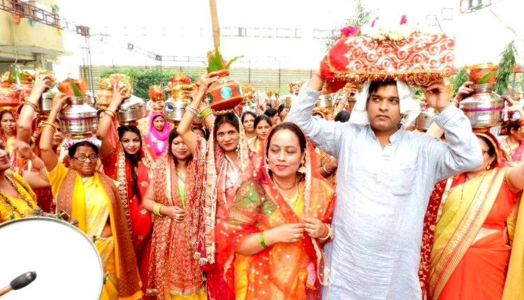 गाजियाबाद : क्लासिक रेजीडेंसी सोसाइटी में श्रीमद्भागवत पुराण कथा का आयोजन, परम श्रद्धेय भागवत भाष्कर आचार्य श्री ऋषि दीक्षित जी का सानिध्य प्राप्त करने हेतु उमड़ रहा है श्रद्धालुओं का सैलाब