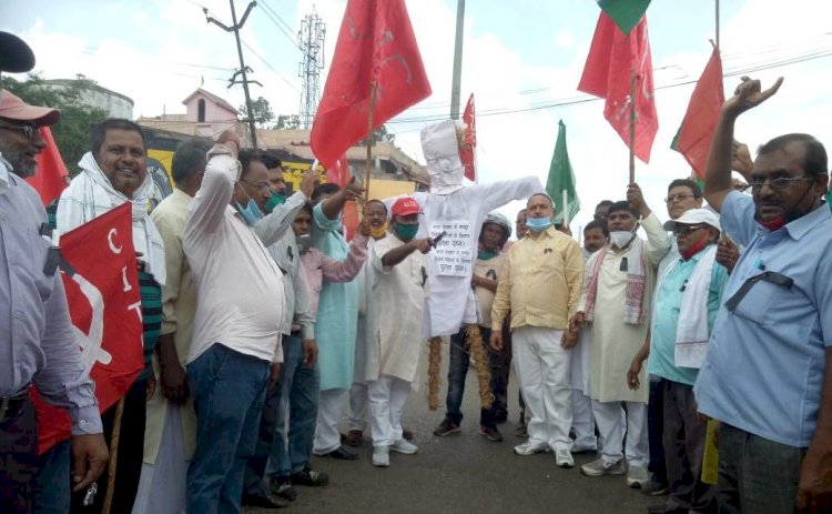 झारखंड के बेरमो अनुमण्डल में जारी है मजदूर संगठनों का धरना-प्रदर्शन,गुरुवार को कथारा में केंद्र सरकार की श्रम एवं मजदूर विरोधी नीतियों के खिलाफ फूंका पुतला,कामगारों से की एकजुटता की अपील