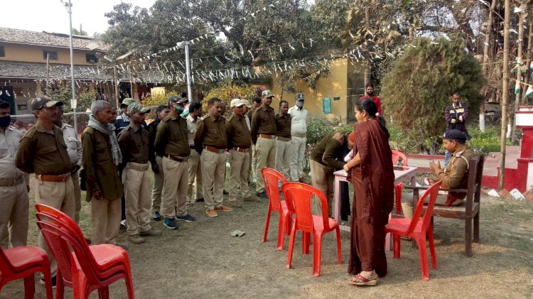 चैकीदारों की मदद से गांव-गांव तक पहुंचेगी चाइल्ड लाइन सदस्य, बच्चों के देखभाल एवं सुरक्षा को लेकर लौकहा थाना में सामूहिक बैठक