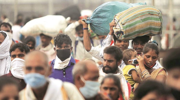 दिल्ली में वीकेंड कर्फ्यू लगने के बाद फिर प्रवासी श्रमिकों का पलायन शुरू, आनंद विहार बस अड्डे पर उमड़ी भीड़